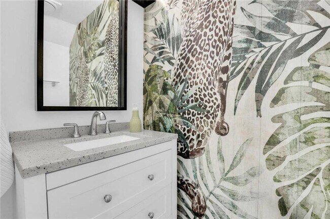 Building Photo - Modern 4 Bedroom South Savannah Home with Fenced Backyard