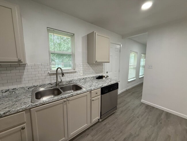 Building Photo - 319 Woodard Ave