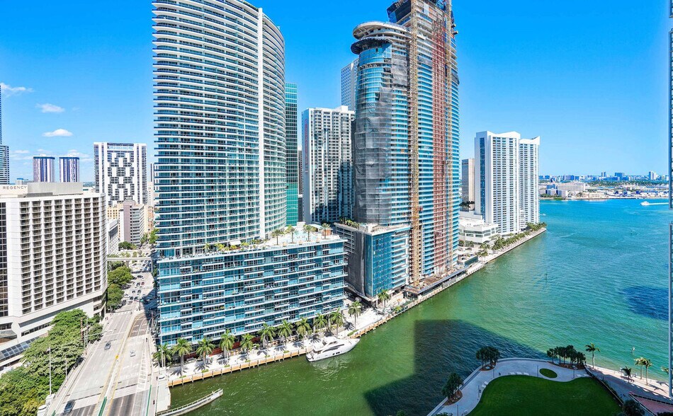 Building Photo - 485 Brickell Ave