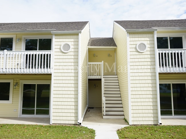 Building Photo - 2BR/1BA Beautiful Condo in Hampstead off S...