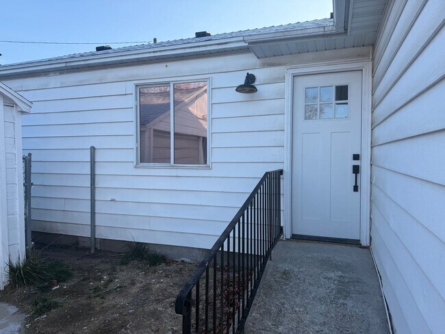 Building Photo - Beautifully remodeled apartment