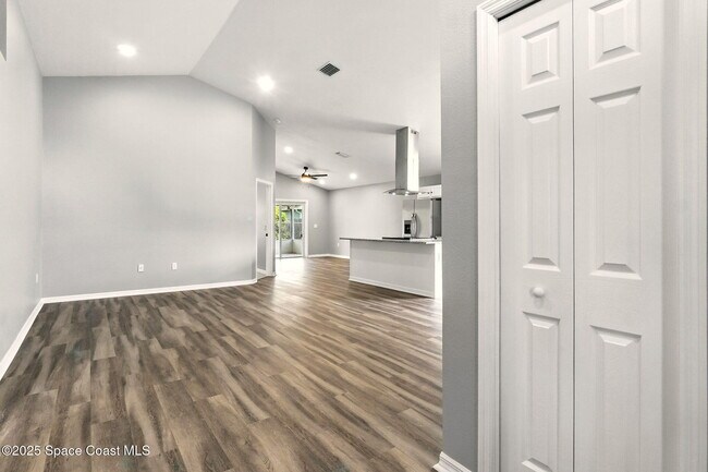 Building Photo - 460 Martigues Dr