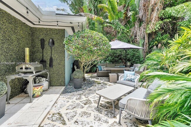 Building Photo - 700 Vilabella Ave