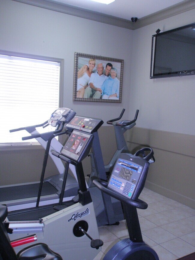 Building Photo - Annual, Unfurnished, ground floor remodeled condo in gated community downtown Sarasota.