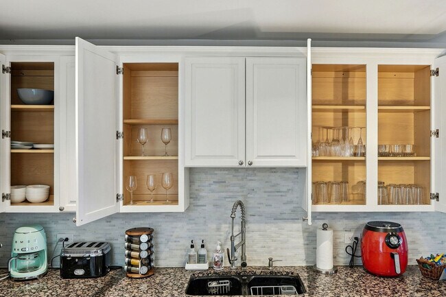 Building Photo - 657 N Carpenter St