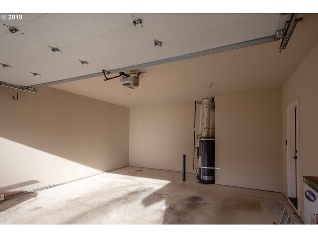 Building Photo - 3-Bedroom Home in SW Beaverton!