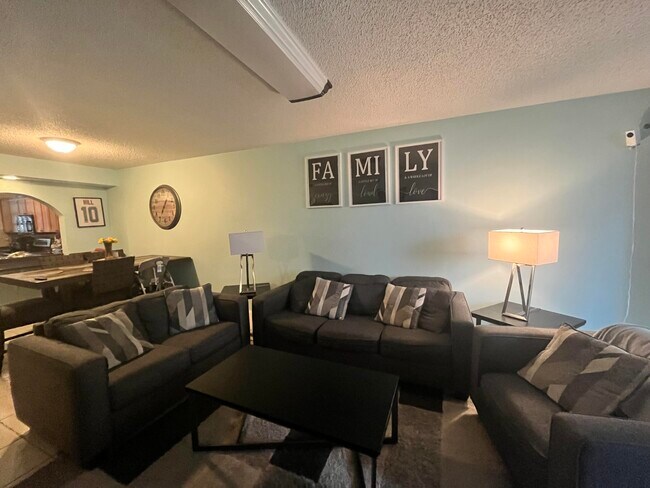 Building Photo - 8441 Forest Hills Dr