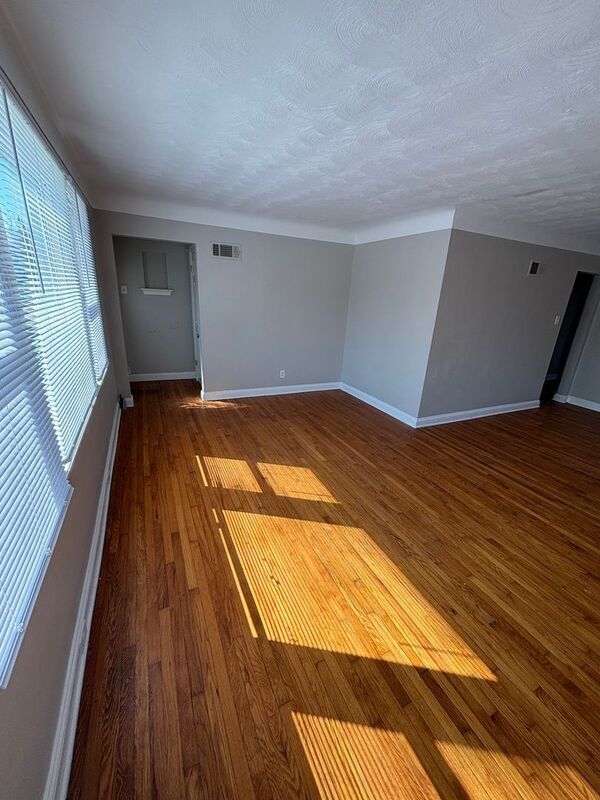 Building Photo - 6849 Roberts Ave