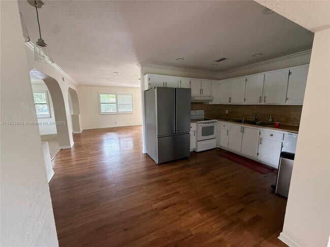 Building Photo - 6160 SW 188th Ave
