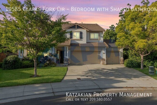 Building Photo - Bedroom with Shared Bathroom & Garage Space