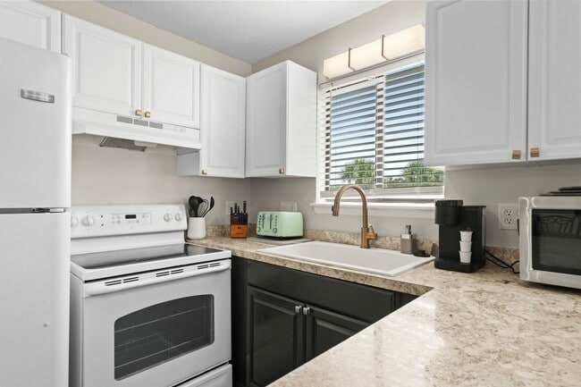 Building Photo - Fully Furnished - Seasonal or Long Term Op...