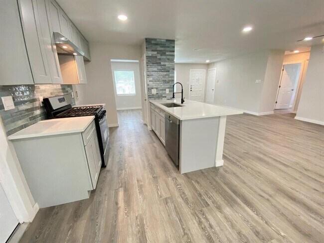 Building Photo - 9605 Newfoundland Cir