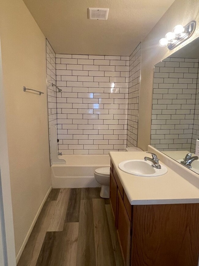 Building Photo - 3 Bed 2 Bath Contact Property Pros Realty ...