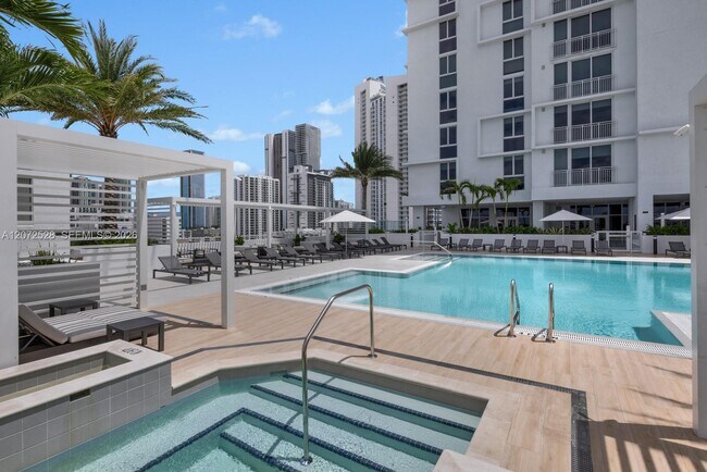 Building Photo - 2000 Biscayne Blvd