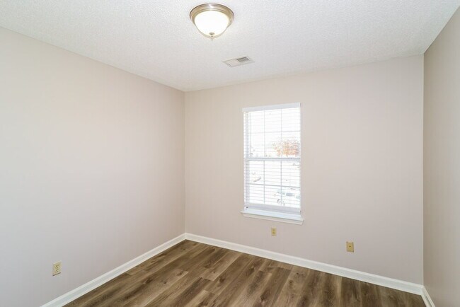 Building Photo - 6997 Luxor Ln