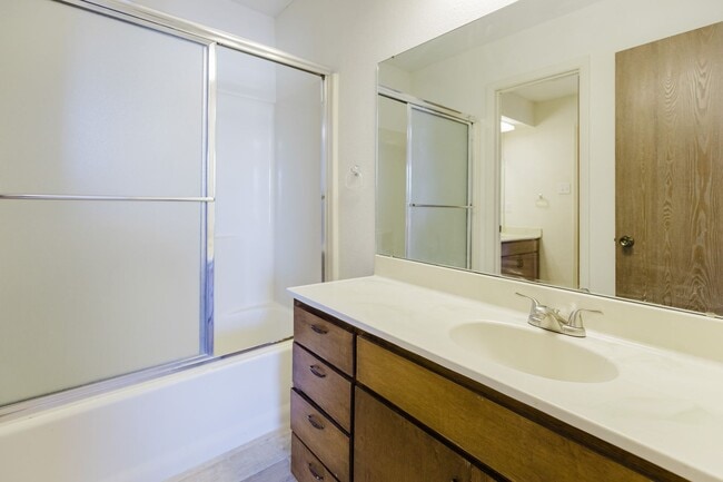 Building Photo - 2 Bedroom, 2 Bath Townhouse