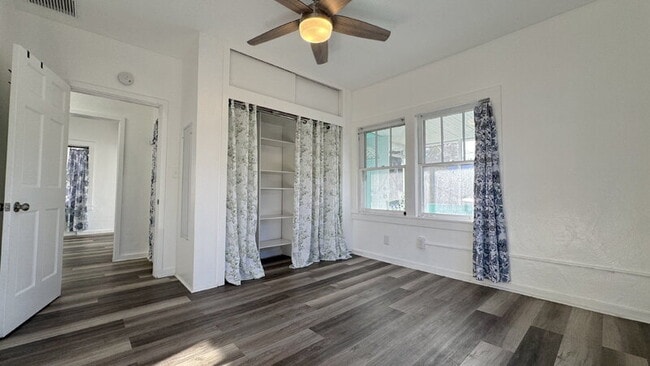 Building Photo - 428 N Oleander Ave