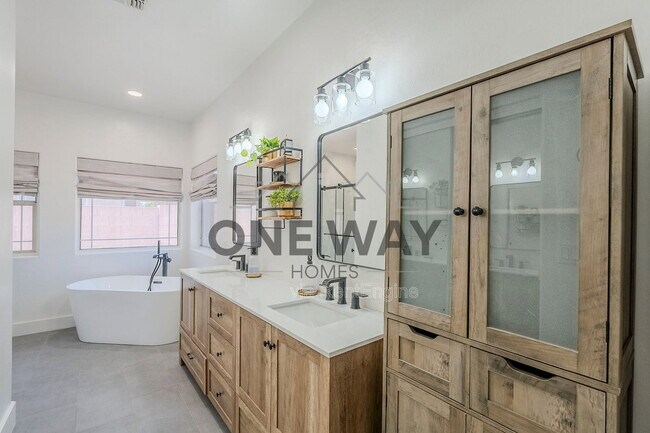 Building Photo - 760 N Swan Dr