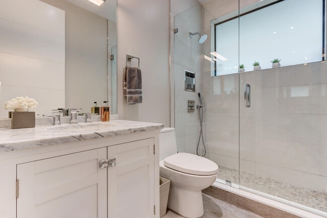 Building Photo - 5789 Hamilton Way