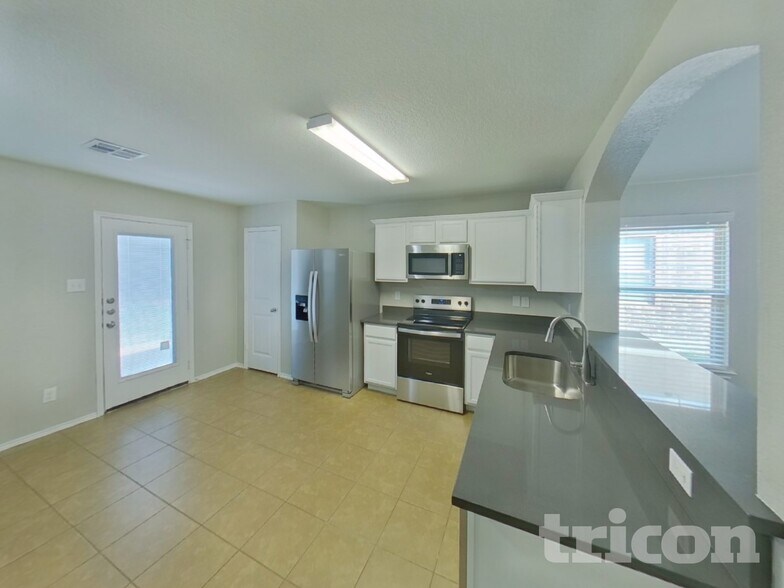 Building Photo - 1112 Roman Dr