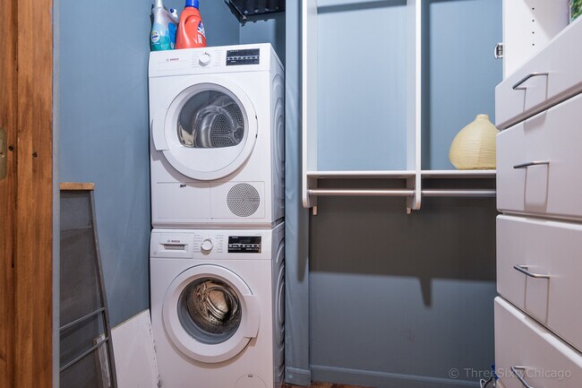 Building Photo - 711 S Dearborn St