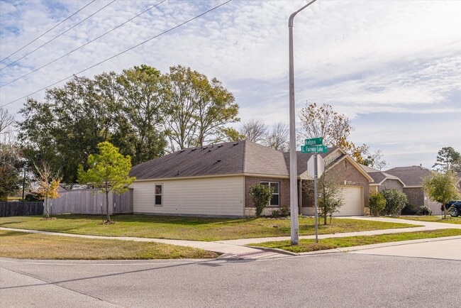 Building Photo - 627 E Fairway Lake Dr