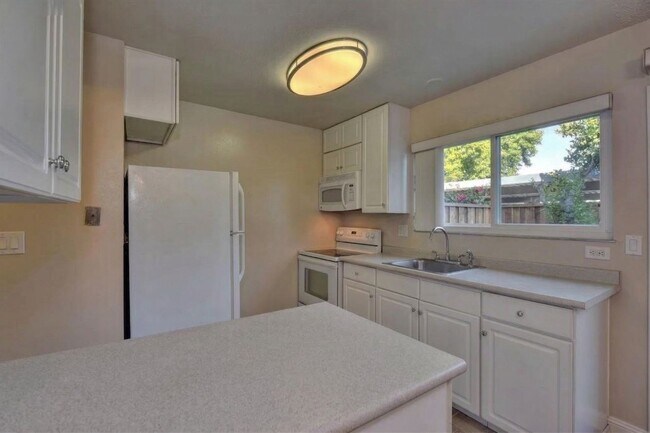 Building Photo - Modern 2-Bedroom Townhome in Peaceful Redwood Community