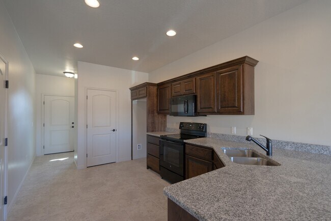 Building Photo - Comfortable Townhome Living with Pool Access