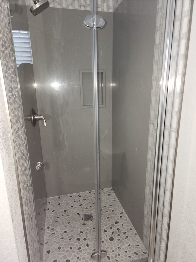 Building Photo - 3 Bedroom 2 bath with 2 car garage off of ...