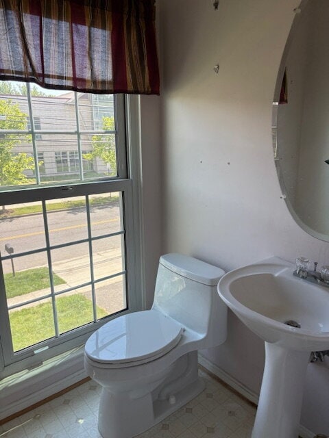 Building Photo - Charming townhouse on Metro bus line, shor...