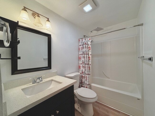 Building Photo - Charming 4BR Home with Huge Yard - W/D and Garage