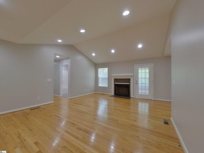 Building Photo - 211 Boxwood Ln