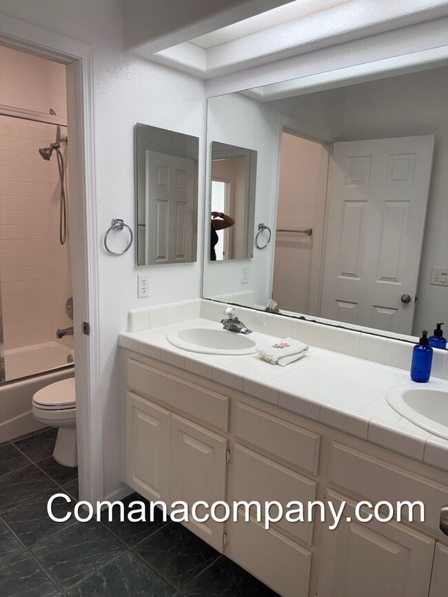Building Photo - Gorgeous, spacious 3BR/2BA w views, yard, ...