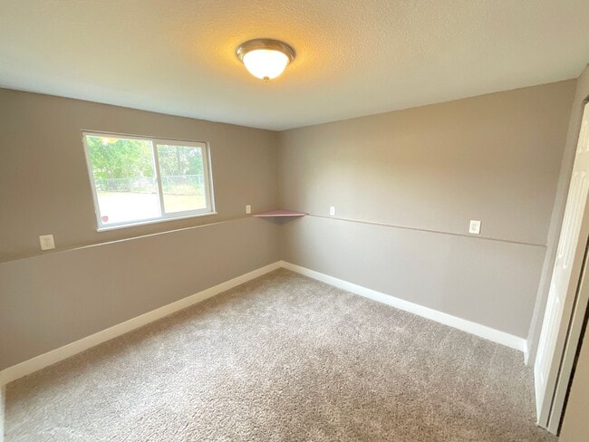 Building Photo - 3 Bedroom Home Available Near S Academy Bl...