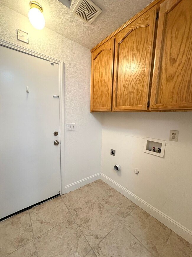 Building Photo - 2 WEEKS FREE RENT December Special Beautiful home in Turlock