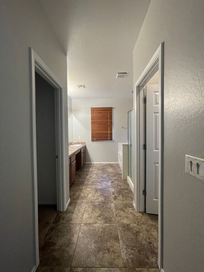 Building Photo - GREAT LOCATION!  Fabulous move-in ready 5 bed /3 bath home in south Tempe