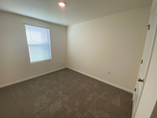 Building Photo - 3 Bedroom 2.5 Bath Townhouse in Harmony We...