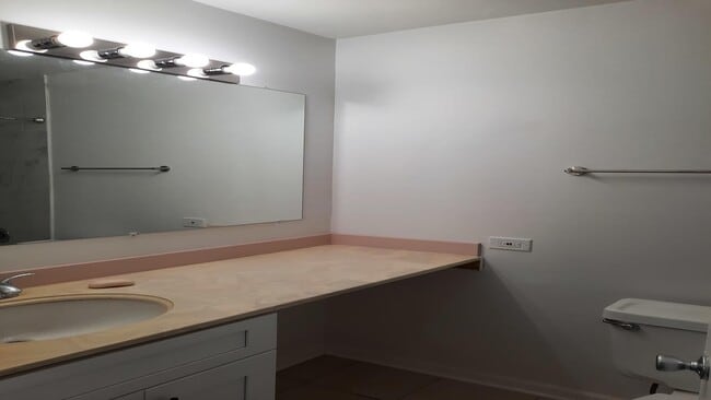 Building Photo - Spacious & Updated 2-Bed, 2-Bath Condo in ...