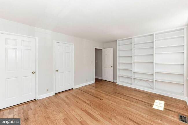 Building Photo - 3057 S Buchanan St
