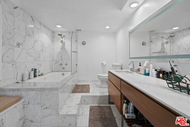 Building Photo - 1131 Alta Loma Rd