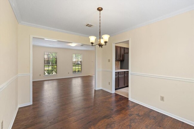 Building Photo - 3807 Forest Village Dr
