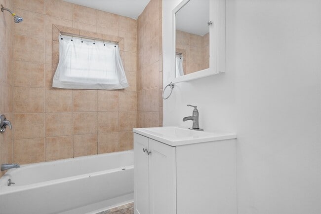 Building Photo - 144 Waverly Rd