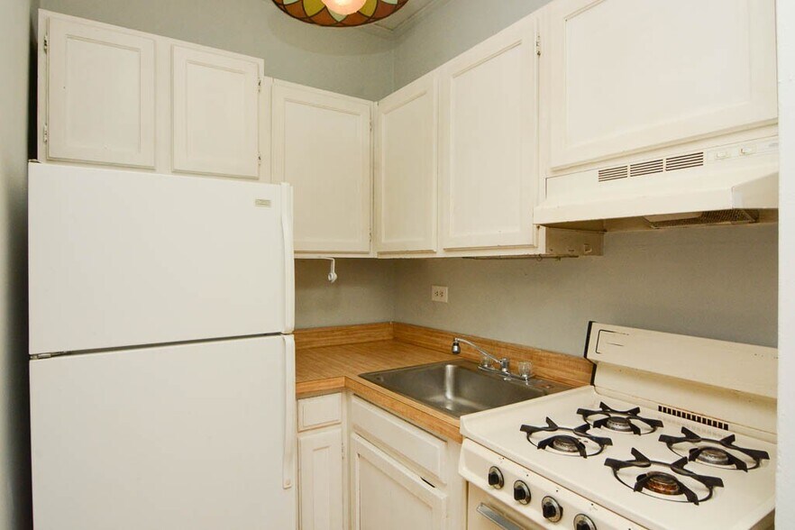 Building Photo - 823 W Wolfram St