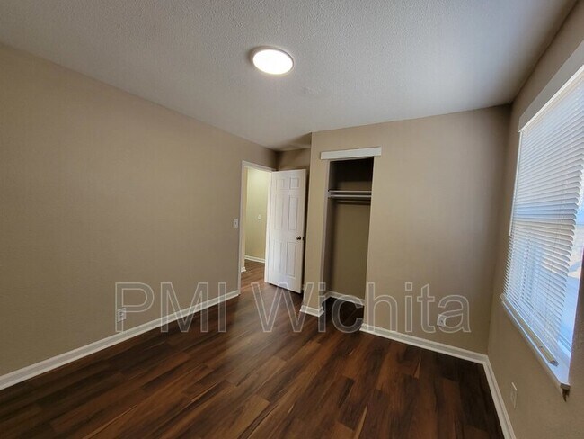 Building Photo - 2557 N Park Pl