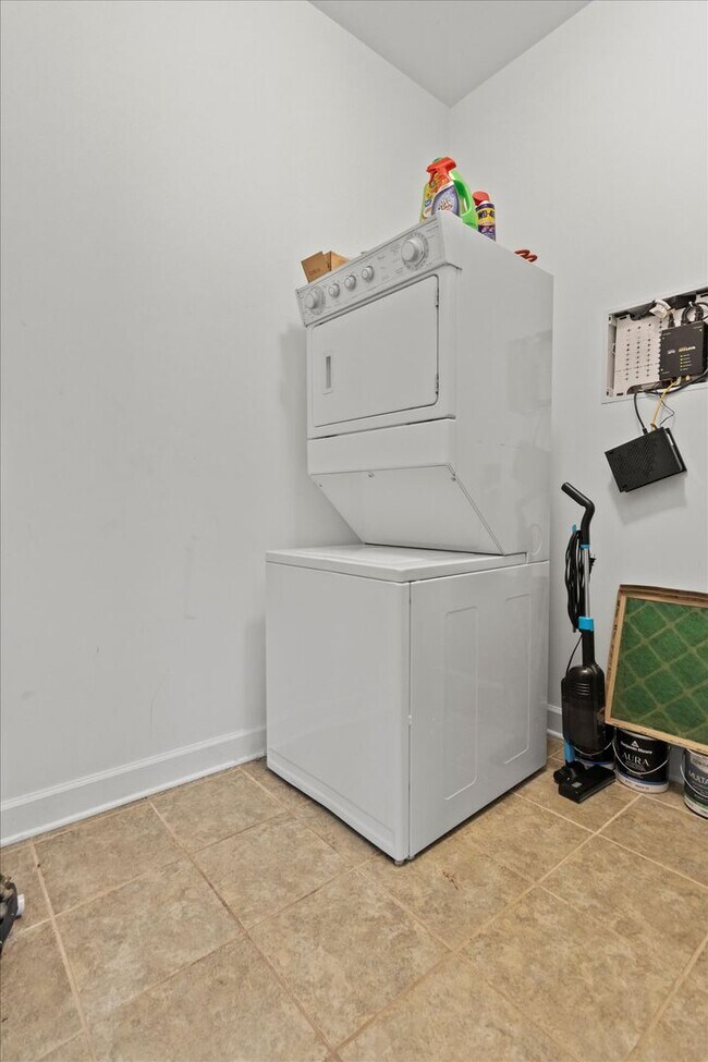 Building Photo - Riverfront Living with Spacious Layout and Stunning Views!