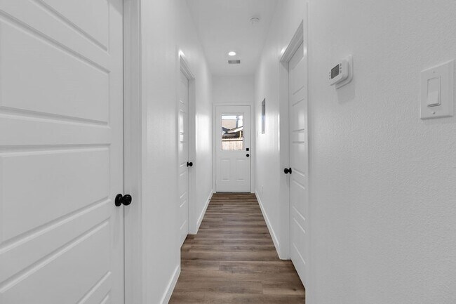 Building Photo - 104 Runnels St