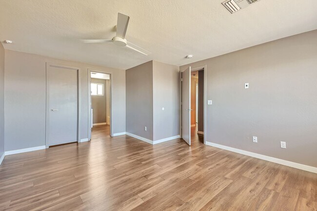 Building Photo - Large 6 Bedroom near Broadway & Rural!  POOL WITH SWIM UP BAR!