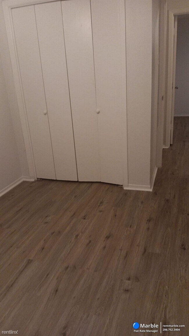 Building Photo - 4 br, 2.5 bath Townhome - 2207 Montclair Dr