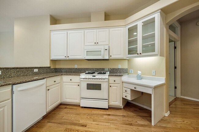 Building Photo - Alder Creek Estates Home available**Gated Community**Minutes from Rogue Regional Medical Center o...