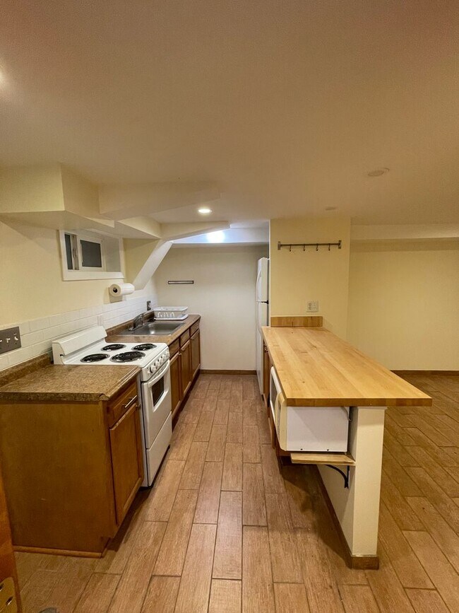 Building Photo - Charming 1928 Row Home for Rent with Modern Amenities — 3 Bedroom 2 Full Bath w/ 2 Half Baths, 2 ...